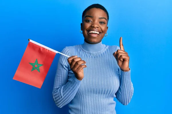 Young African American Woman Holding Morocco Flag Smiling Idea Question — Stock Photo, Image