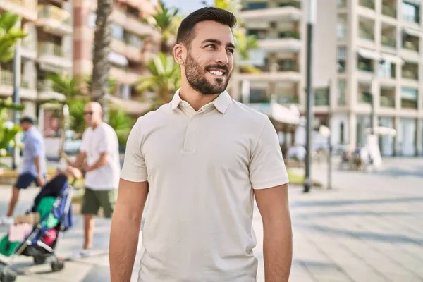 Jovem Hispânico Sorrindo Confiante Andando Rua — Fotografia de Stock