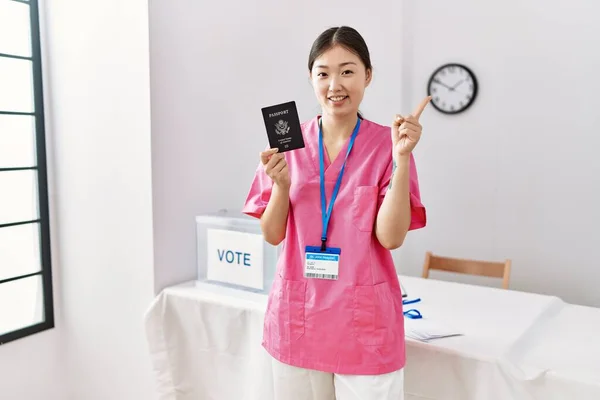 Молодая Женщина Медсестра Азии Выборах Держащая Руках Паспорт Улыбаясь Указывая — стоковое фото