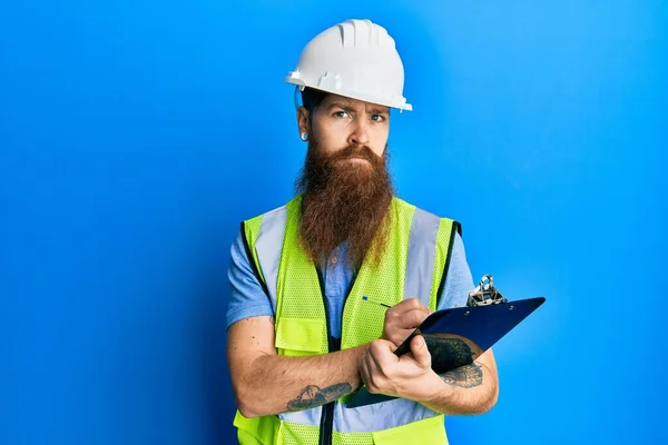 Pelirrojo Con Barba Larga Con Casco Seguridad Sujetando Portapapeles Relajado — Foto de Stock