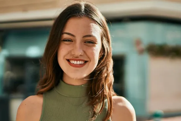 Genç Beyaz Kız Gülümseyerek Şehirde Mutlu Mesut Duruyor — Stok fotoğraf