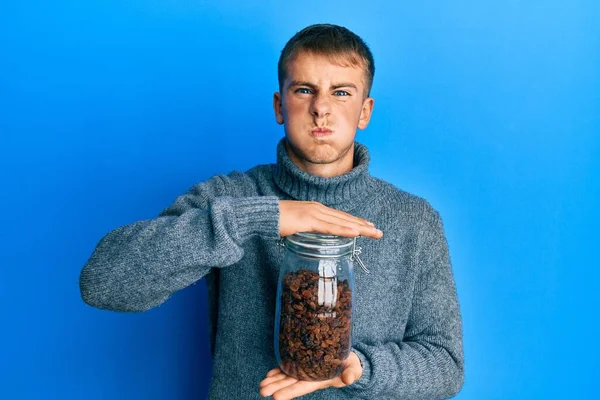 Jeune Homme Caucasien Tenant Pot Raisins Secs Gonflant Les Joues — Photo