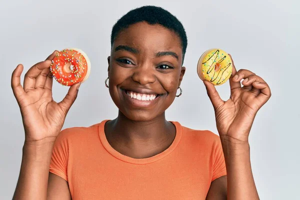Junge Afrikanisch Amerikanische Frau Hält Leckere Bunte Donuts Auf Augen — Stockfoto