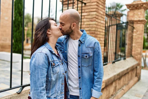 Jovem Casal Hispânico Beijando Abraçando Cidade — Fotografia de Stock