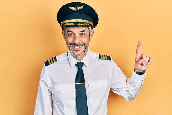 Stilig Medelålders Man Med Grått Hår Bär Flygplan Pilot Uniform — Stockfoto