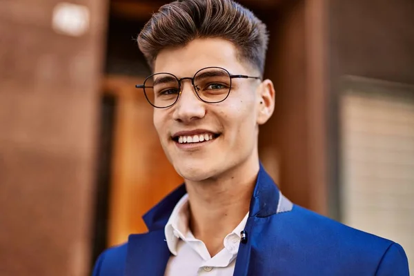 Mladý Muž Usměvavý Sebevědomě Nosit Oblek Brýle Ulici — Stock fotografie