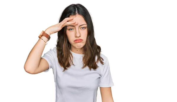 Ung Vacker Kvinna Bär Casual Vit Shirt Orolig Och Stressad — Stockfoto