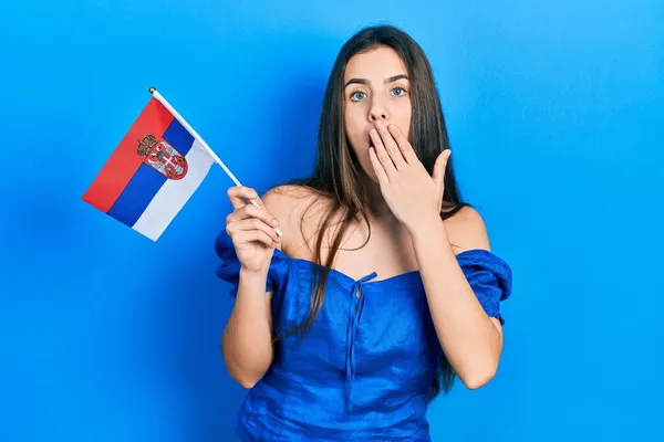 Jonge Brunette Tiener Met Servische Vlag Mond Met Hand Geschokt — Stockfoto