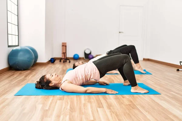 Olgun Spanyol Çift Yoga Odasında Egzersiz Yapıyor Esneme Hareketleri Yapıyor — Stok fotoğraf