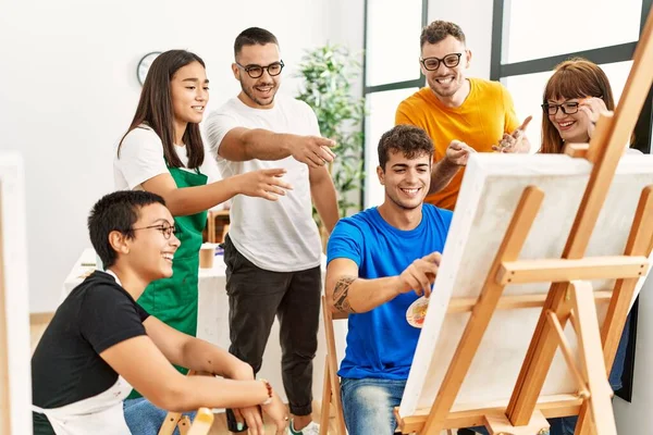 Gruppo Persone Sorridenti Felice Alla Ricerca Attrazione Partner Studio Arte — Foto Stock