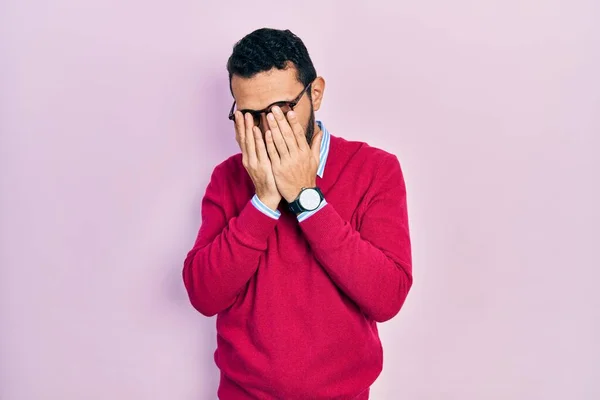 Hispanischer Mann Mit Bart Businesshemd Und Brille Mit Traurigem Gesichtsausdruck — Stockfoto