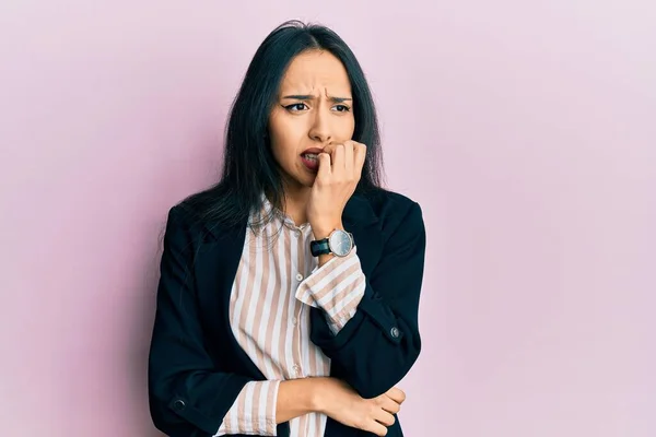 若いヒスパニック系の少女は ビジネス服を着て口の爪をかむ上で手でストレスと緊張している 不安の問題 — ストック写真