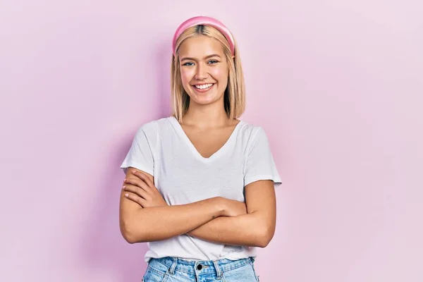 Mulher Loira Bonita Vestindo Casual Camiseta Branca Rosto Feliz Sorrindo — Fotografia de Stock