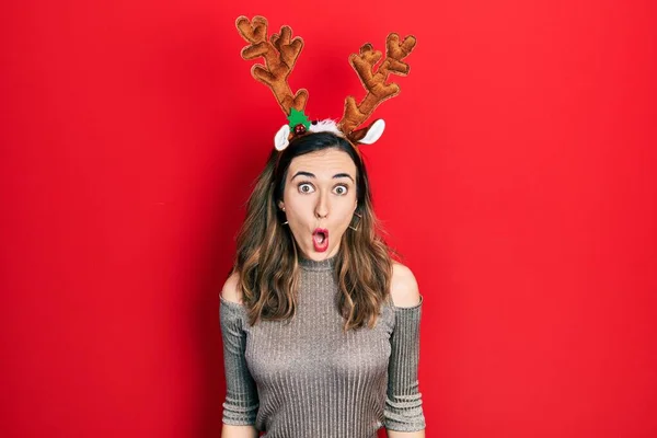 Mladý Hispánec Dívka Nosí Jelena Vánoční Klobouk Vystrašený Ohromený Otevřenými — Stock fotografie