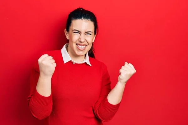 Jovem Hispânica Vestindo Roupas Casuais Gritando Orgulhoso Celebrando Vitória Sucesso — Fotografia de Stock