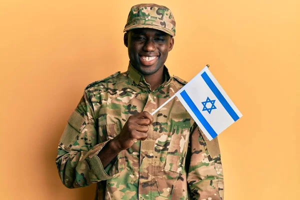 Jovem Afro Americano Vestindo Uniforme Exército Segurando Bandeira Israel Olhando — Fotografia de Stock