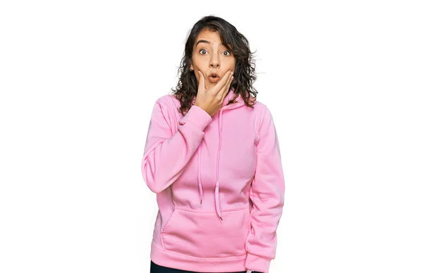 Mujer Hispana Joven Con Sudadera Casual Que Fascinada Con Incredulidad —  Fotos de Stock