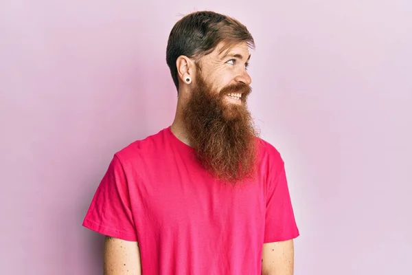 Redhead Man Long Beard Wearing Casual Pink Shirt Looking Side — Stock Photo, Image