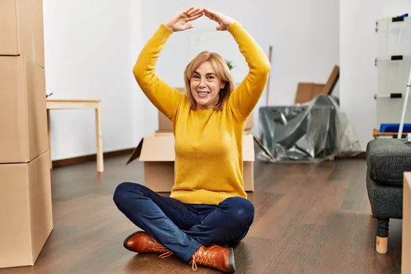Medelålders Blond Kvinna Gör Hus Symbol Med Armar Nytt Hem — Stockfoto