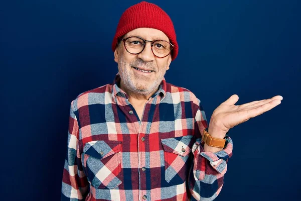 Bello Uomo Maturo Indossa Look Hipster Con Berretto Lana Sorridente — Foto Stock