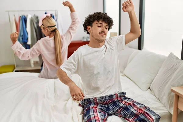 Junges Schönes Paar Gähnt Und Streckt Arme Auf Dem Bett — Stockfoto