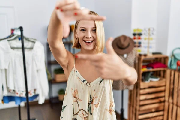 Mulher Caucasiana Jovem Loja Varejo Sorrindo Fazendo Quadro Com Mãos — Fotografia de Stock