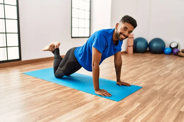 Hombre Hispano Guapo Haciendo Ejercicio Estirándose Esterilla Yoga Practicando Flexibilidad —  Fotos de Stock