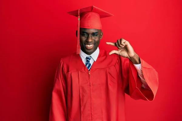Ung Afrikansk Amerikan Man Bär Examen Mössa Och Ceremoni Mantel — Stockfoto