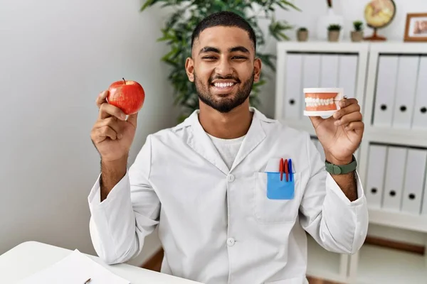 Mladý Arabský Muž Nutriční Uniformě Žádá Zdravou Stravu Klinice — Stock fotografie