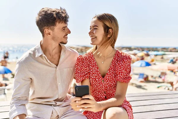 Jong Hispanic Paar Vakantie Met Behulp Van Smartphone Zitten Bank — Stockfoto