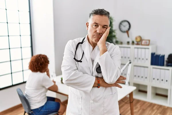 Médico Meia Idade Homem Clínica Com Paciente Pensando Cansado Entediado — Fotografia de Stock