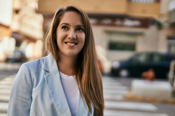 Joven Mujer Negocios Rubia Sonriendo Feliz Pie Ciudad — Foto de Stock