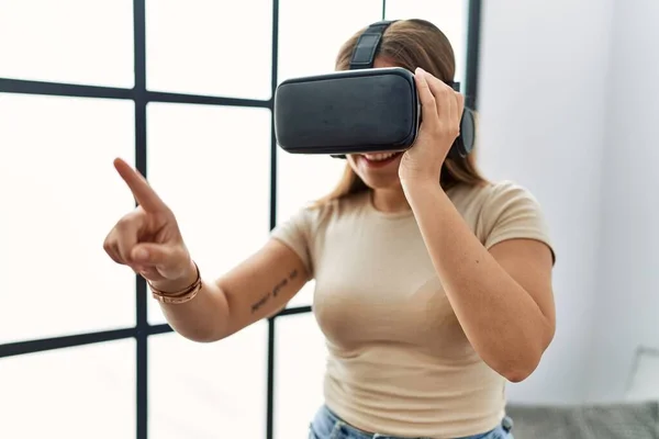 Jovem Hispânica Jogando Videogame Usando Óculos Realidade Virtual Casa — Fotografia de Stock