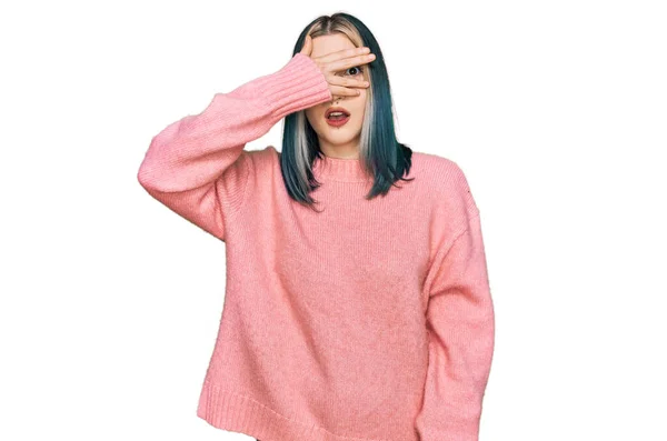 Jong Modern Meisje Dragen Roze Wol Winter Trui Gluren Shock — Stockfoto