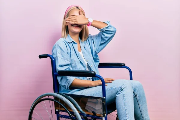 Красивая Блондинка Сидящая Инвалидном Кресле Улыбаясь Смеясь Закрывая Глаза Рукой — стоковое фото