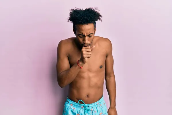 Junger Afrikanisch Amerikanischer Mann Mit Bart Badeanzug Fühlt Sich Unwohl — Stockfoto