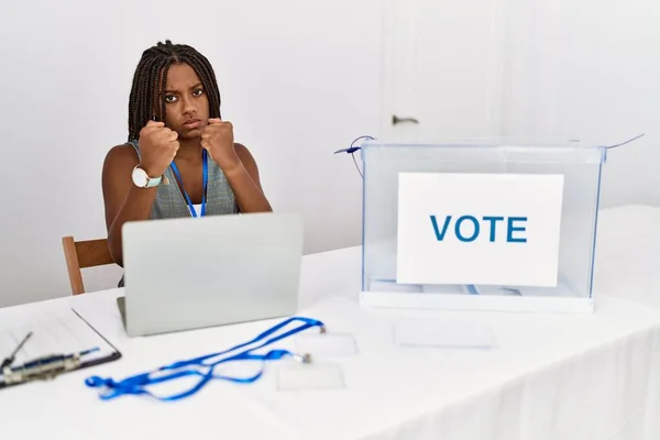 Νεαρή Αφρο Αμερικανίδα Που Εργάζεται Στις Πολιτικές Εκλογές Ψηφοδέλτιο Έτοιμη — Φωτογραφία Αρχείου