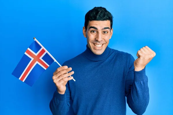 Przystojny Hiszpan Trzymający Flagę Wyspy Krzycząc Dumny Świętując Zwycięstwo Sukces — Zdjęcie stockowe