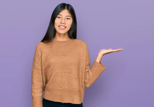 Schöne Junge Asiatische Frau Lässigem Winterpullover Lächelnd Fröhlich Präsentiert Und — Stockfoto