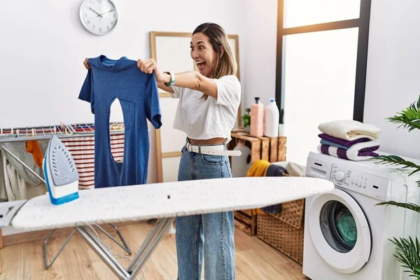 Junge Hispanische Frau Bügelt Mit Verbranntem Eisernen Hemd Der Waschküche — Stockfoto