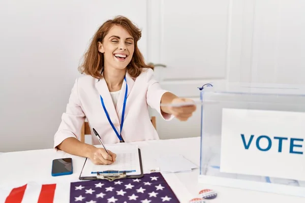 Młoda Amerykańska Partia Polityczna Uśmiechnięta Szczęśliwym Głosowaniem Kolegium Wyborczym — Zdjęcie stockowe