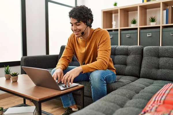 Jovem Hispânico Tendo Videochamada Usando Laptop Casa — Fotografia de Stock