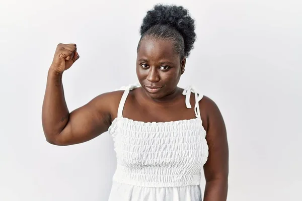 年轻的非洲女人站在白色孤立的背景下 强壮的人表现出臂膀肌肉 自信而自豪 — 图库照片