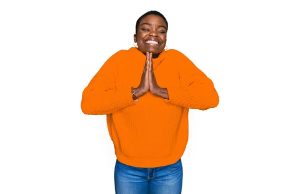 年轻的非洲裔美国女人 身穿休闲装 手牵手祈祷 祈求宽恕 充满自信地微笑着 — 图库照片
