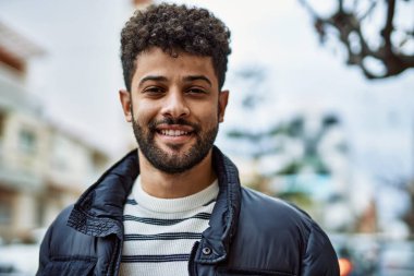 Kasabada gülümseyen genç bir Arap.