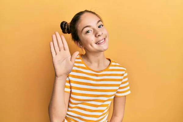 Mooi Brunette Klein Meisje Dragen Casual Gestreept Shirt Afzien Van — Stockfoto