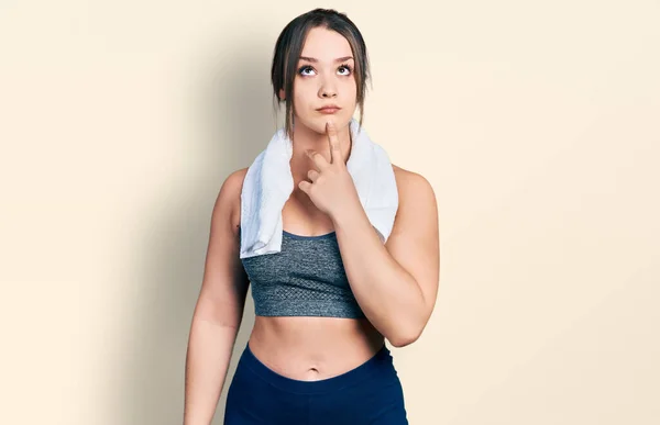 Young Hispanic Girl Wearing Sportswear Towel Thinking Concentrated Doubt Finger — Stock Photo, Image