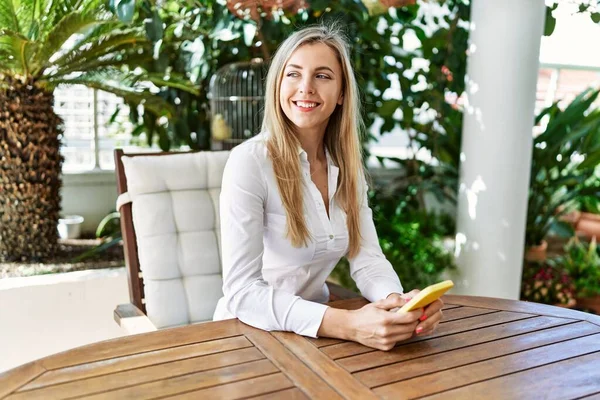 Junge Blonde Frau Lächelt Glücklich Mit Smartphone Auf Der Terrasse — Stockfoto