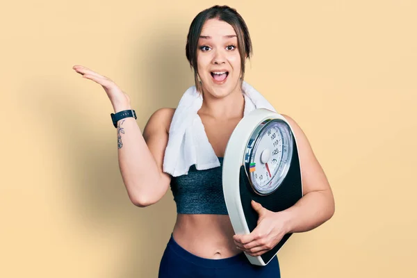 Menina Hispânica Jovem Vestindo Sportswear Segurando Máquina Pesagem Celebrando Vitória — Fotografia de Stock