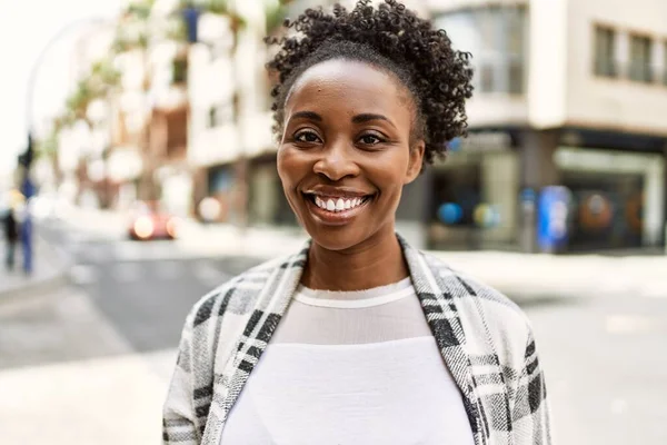 Tineri African American Fata Zâmbind Fericit Picioare Oraș — Fotografie, imagine de stoc